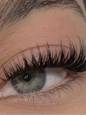 Eyelash Cluster Extensions - natural wispy